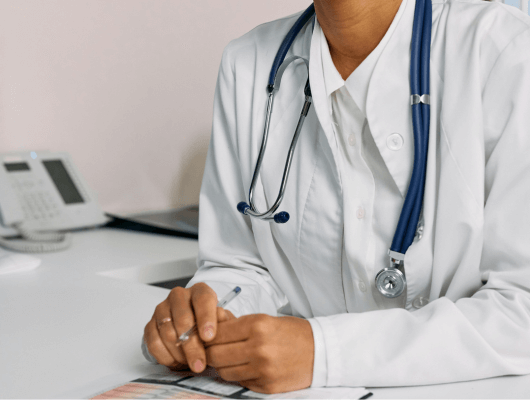 Doctora en medicina integral comprometida con el bienestar del paciente